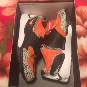 Nike zoom talaria 16 Size 9.5 new box with no lid